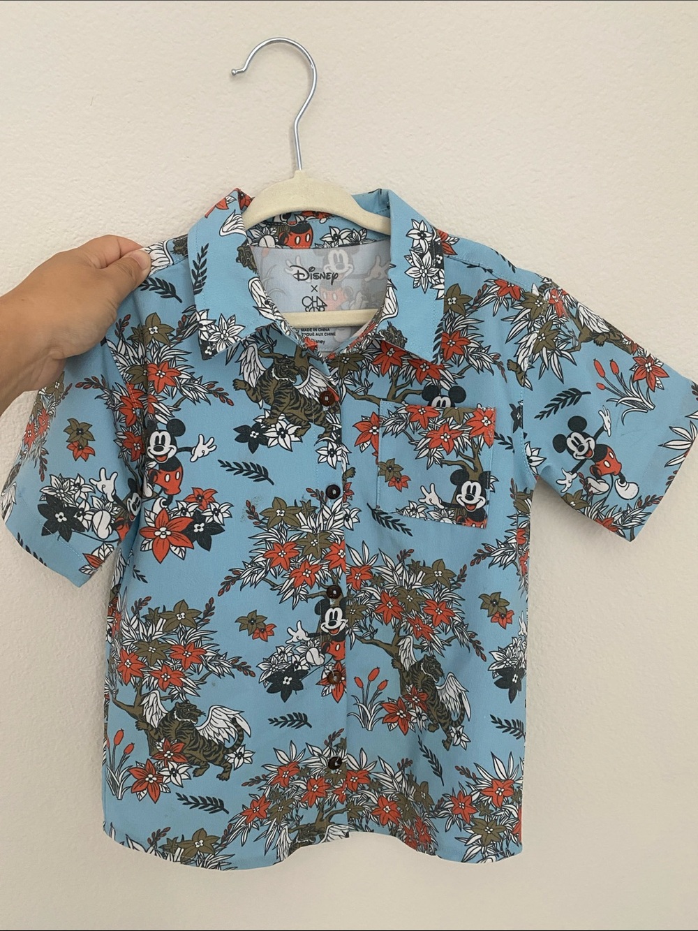 Disney x Cha Sor boys button down hawaiiian shirt size 4T